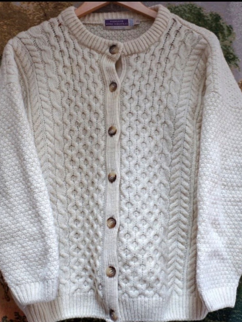 Scottish cable-knit Wool cardigan - Picture 7 of 7